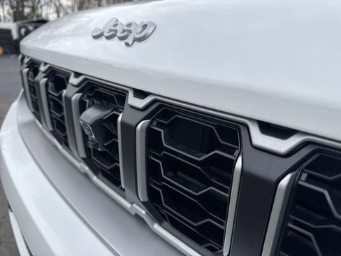 New 2026 Jeep Grand Cherokee Limited w/ Luxury Tech Group II AWD/4WD image 16