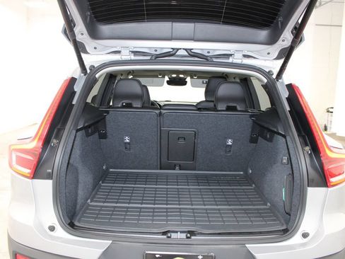 Used 2024 Volvo XC40 B5 Plus w/ Protection Package Premier AWD/4WD image 24