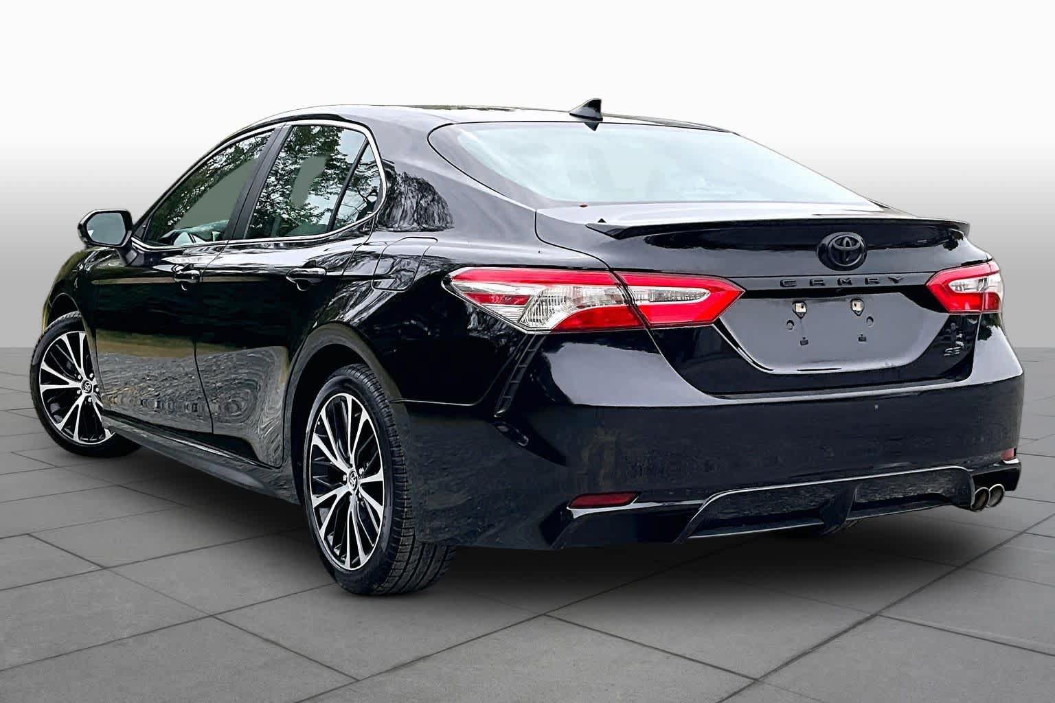 Used 2020 Toyota Camry SE w/ Convenience Package FWD image 12