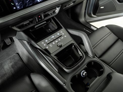 New 2026 Porsche Cayenne E-Hybrid Coupe AWD/4WD image 18
