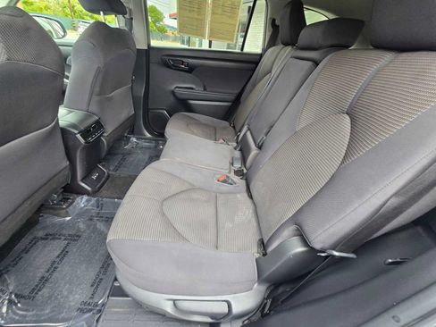 Used 2023 Toyota Highlander LE FWD image 18