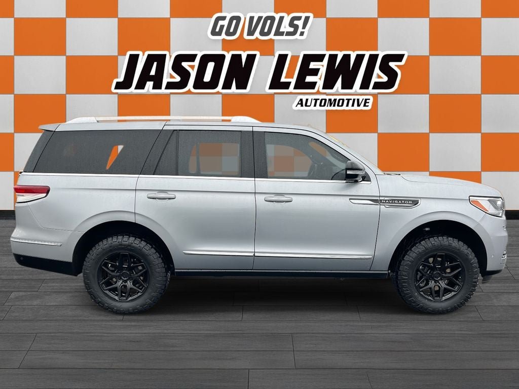 Used 2023 Lincoln Navigator Reserve AWD/4WD image 2