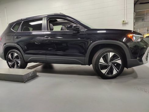 Used 2025 Volkswagen Taos SE image 3