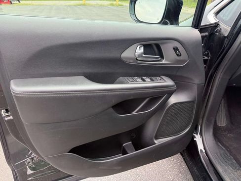 Used 2025 Chrysler Pacifica Select FWD image 15