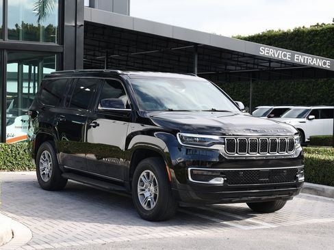 Used 2023 Jeep Wagoneer 4WD image 2