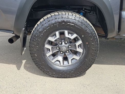 Used 2021 Toyota Tacoma TRD Off-Road w/ Technology Package AWD/4WD image 9