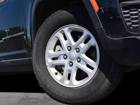 Used 2024 Jeep Grand Cherokee Laredo AWD/4WD image 3