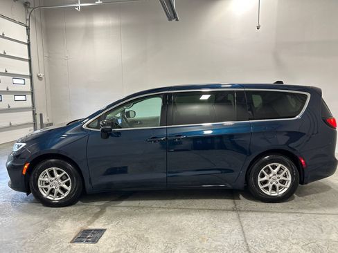 Used 2024 Chrysler Pacifica Touring-L FWD image 9