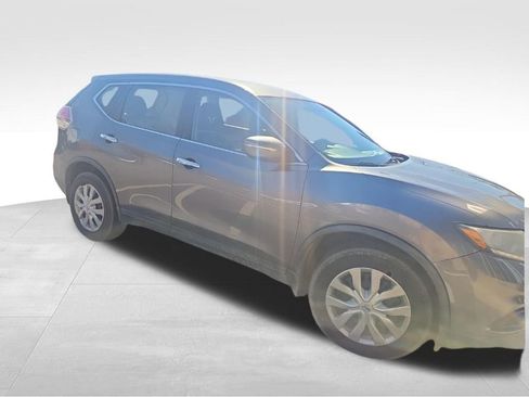 Used 2015 Nissan Rogue S image 2