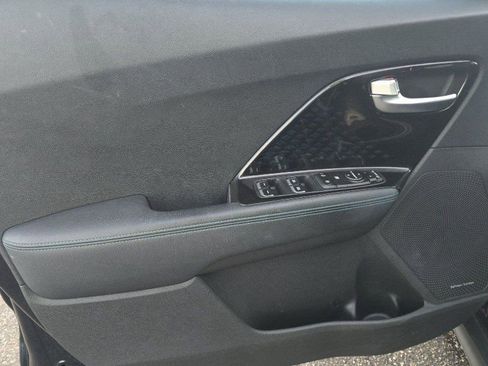 Used 2022 Kia Niro EX Premium w/ Cold Weather Package image 9