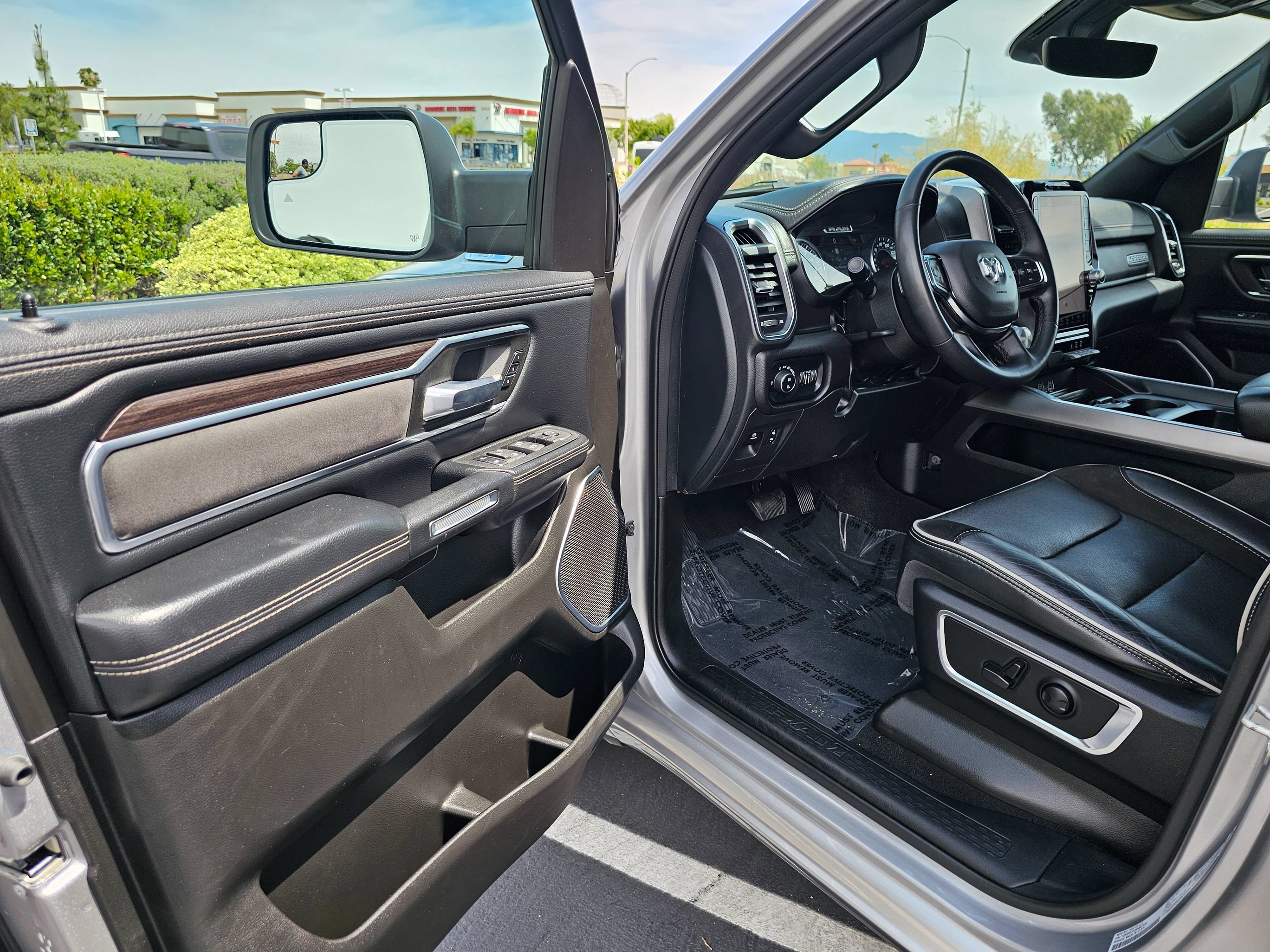 Used 2025 RAM 1500 Laramie AWD/4WD image 15