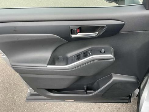 Used 2023 Toyota Highlander XLE image 16