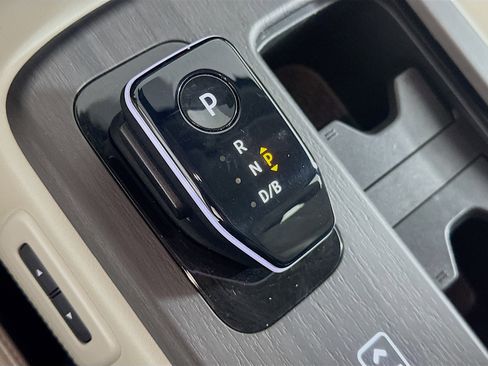 Used 2023 Nissan Ariya FWD image 25