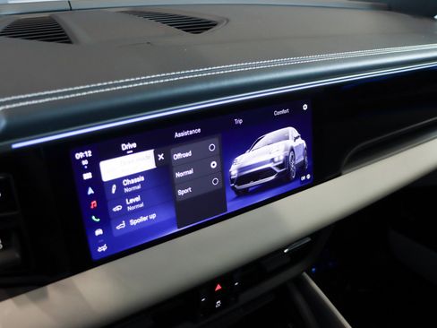 Used 2025 Porsche Macan Electric image 18