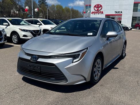 Used 2025 Toyota Corolla LE AWD/4WD image 3