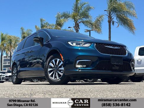 Used 2025 Chrysler Pacifica Select FWD image 1
