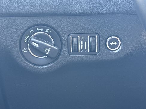 Used 2016 Chrysler 300 C RWD image 10