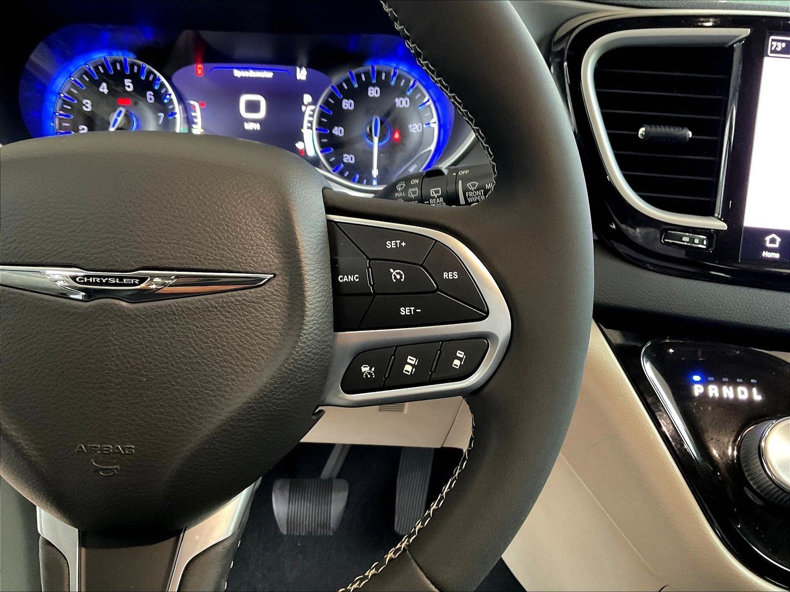 Used 2022 Chrysler Pacifica Touring-L FWD image 11
