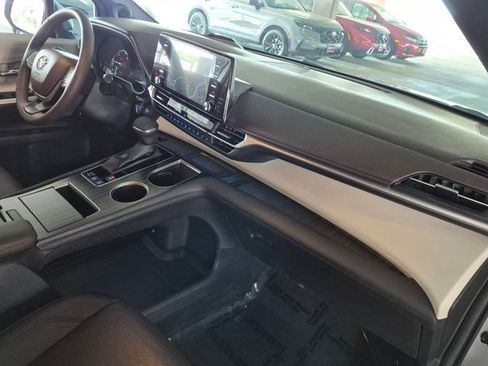 Used 2024 Toyota Sienna Platinum AWD/4WD image 25