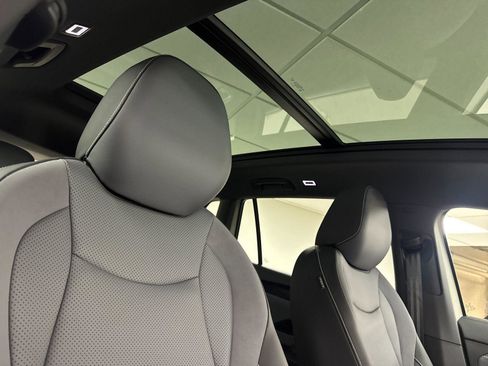 New 2026 Volkswagen Tiguan SE R-Line AWD/4WD image 16