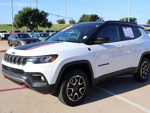 Used 2025 Jeep Compass Trailhawk w/ Trailer Tow Group AWD/4WD image 4