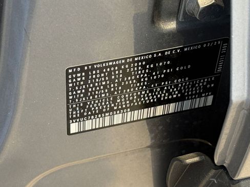 Used 2025 Volkswagen Taos SE image 29