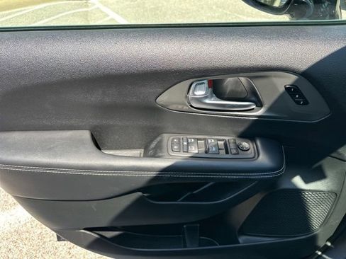 Used 2025 Chrysler Pacifica Select FWD image 27