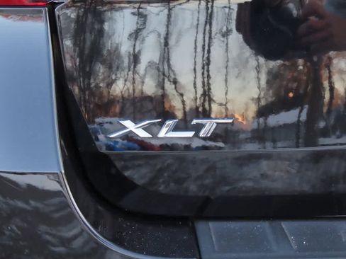 Used 2022 Ford Explorer XLT image 7