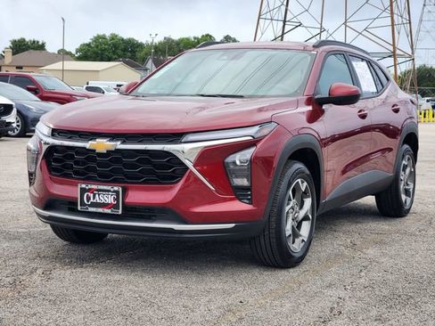 Used 2025 Chevrolet Trax LT w/ LT Convenience Package FWD image 3