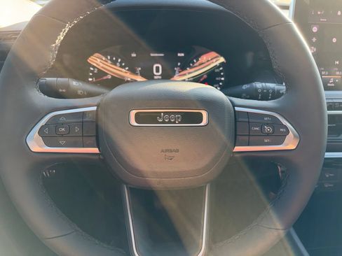 Used 2026 Jeep Compass Latitude AWD/4WD image 11