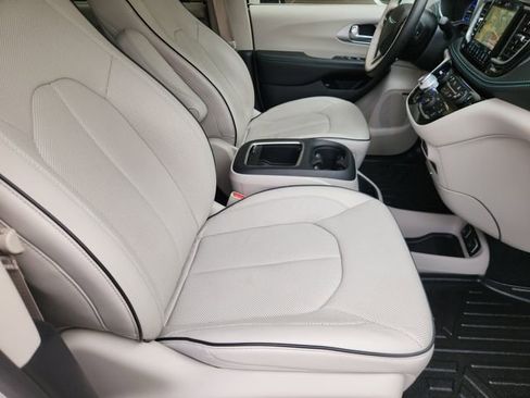 Used 2020 Chrysler Pacifica Limited w/ Advanced Safetytec Group image 12