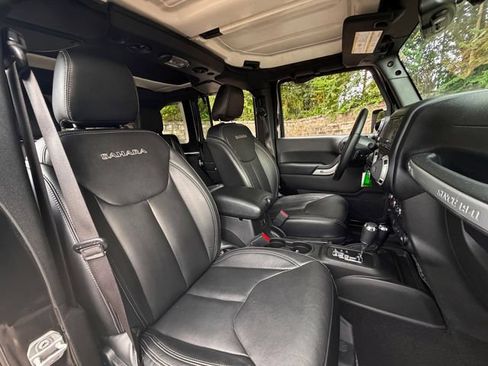 Used 2018 Jeep Wrangler Unlimited Sahara w/ Connectivity Group AWD/4WD image 26