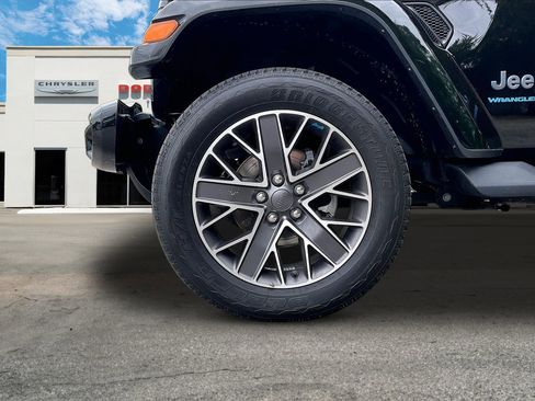 Used 2023 Jeep Wrangler Unlimited Sahara AWD/4WD image 8
