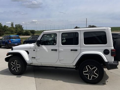 Used 2025 Jeep Wrangler Unlimited Sahara AWD/4WD image 7