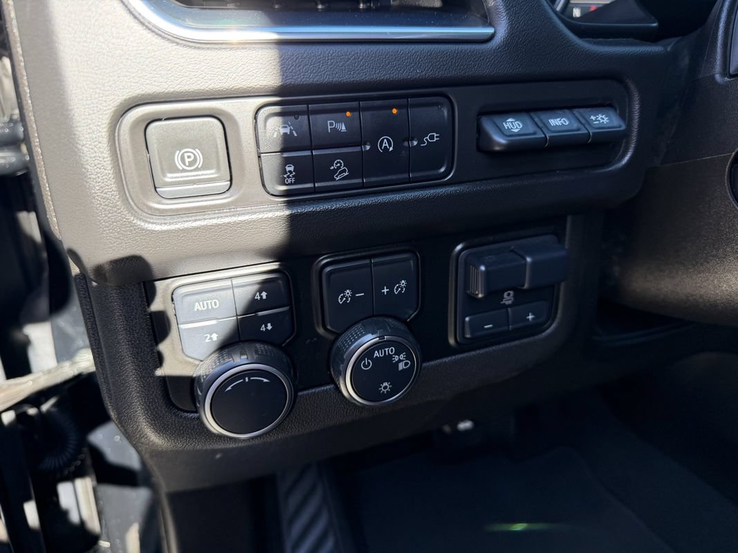 Used 2021 Chevrolet Tahoe Premier w/ Premium Package AWD/4WD image 14