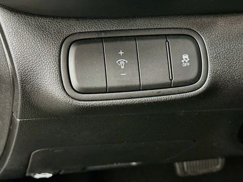 Used 2025 Hyundai Venue SEL FWD image 17