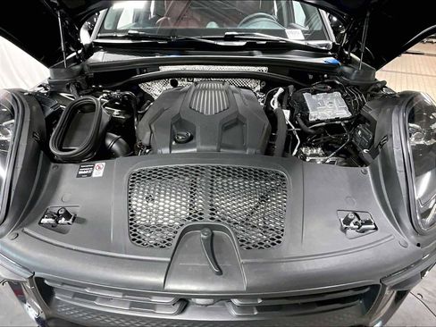 Used 2025 Porsche Macan AWD/4WD image 36