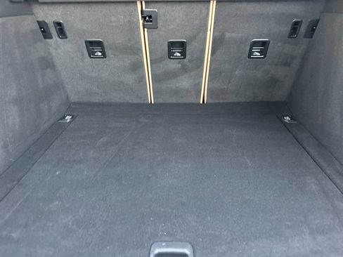 Used 2022 Porsche Macan w/ Premium Package image 15