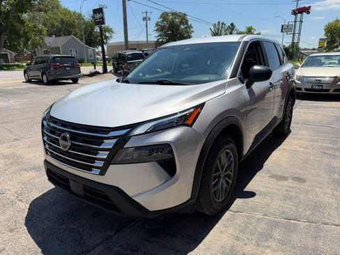 Used 2024 Nissan Rogue S FWD image 4