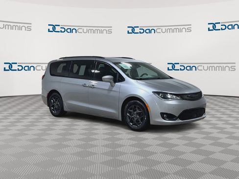 Used 2020 Chrysler Pacifica Touring-L Plus w/ Advanced Safetytec Group image 2