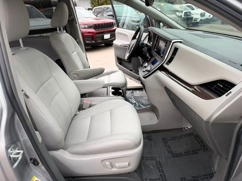 Used 2018 Toyota Sienna XLE w/ XLE Navigation Package image 21