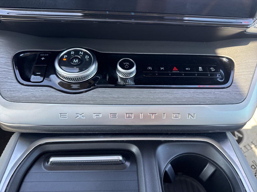 Used 2025 Ford Expedition Platinum AWD/4WD image 32
