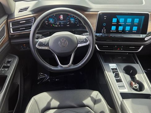 Certified 2025 Volkswagen Atlas SE FWD image 13