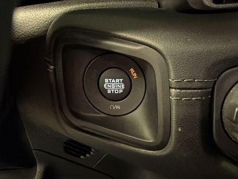 Used 2025 Jeep Wrangler Unlimited Sahara AWD/4WD image 16