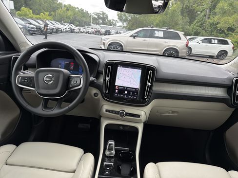 Certified 2023 Volvo XC40 B5 Plus AWD/4WD image 30