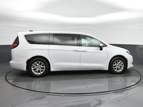 Used 2023 Chrysler Voyager LX image 8