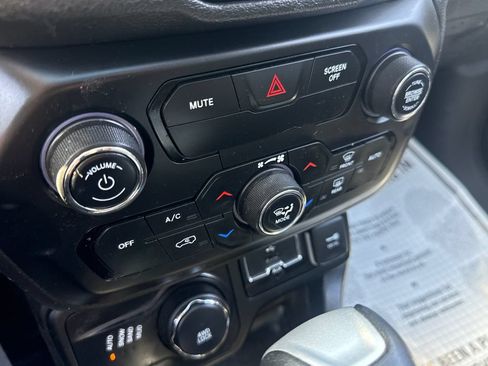 Used 2018 Jeep Renegade Altitude AWD/4WD image 40