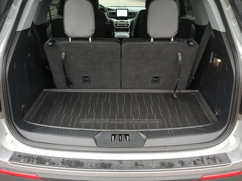 Used 2022 Ford Explorer XLT w/ Equipment Group 202A image 40