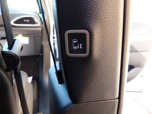 Used 2026 Chrysler Pacifica Select FWD image 49