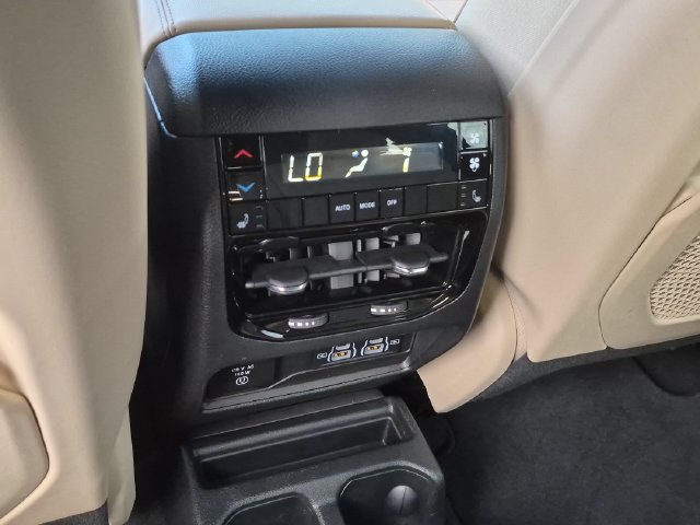Used 2023 Jeep Grand Cherokee L Limited w/ Luxury Tech Group II AWD/4WD image 18